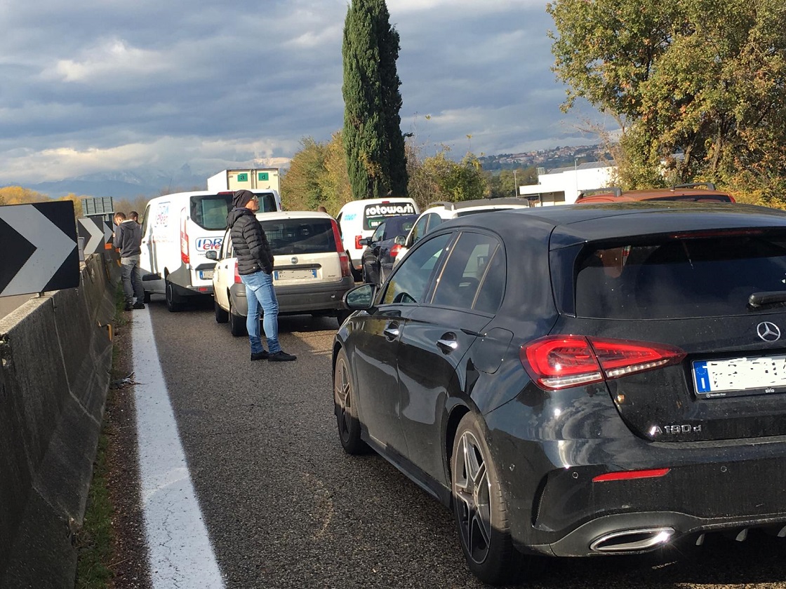 Incidente sulla superstrada Ascoli mare <br> Grave una 42enne, interviene l’eliambulanza <br> Traffico impazzito, chilometri di coda