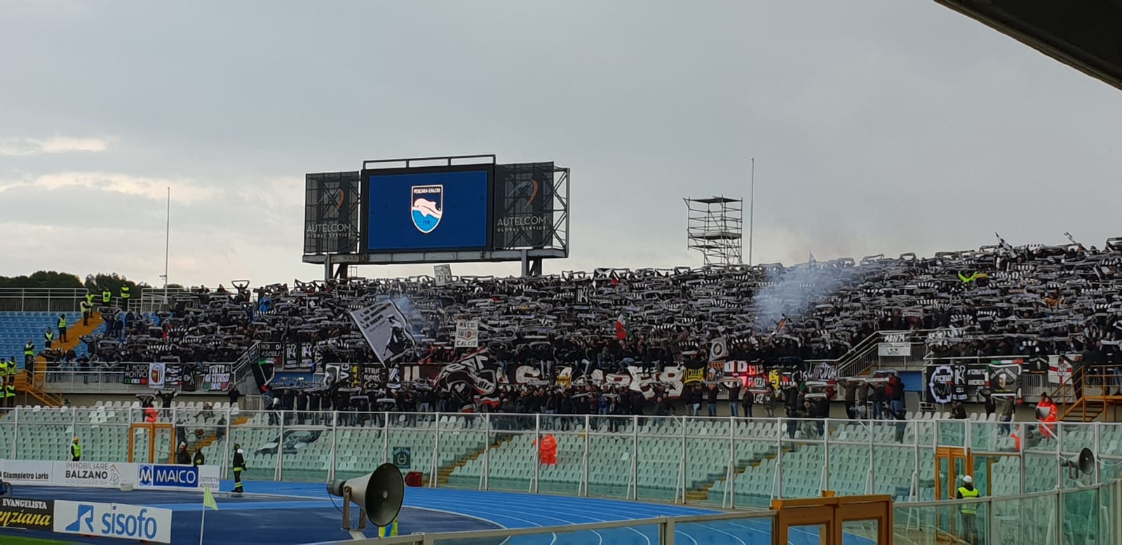 Il tifo incessante <br> dei duemila tifosi bianconeri <br> Il pari stavolta soddisfa tutti