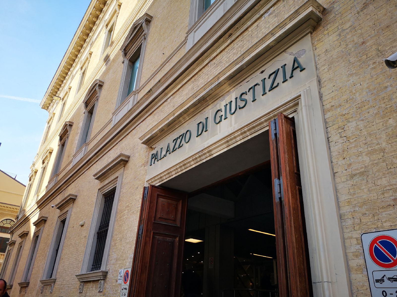Truffa la fidanzata disabile <br> e le spolpa il bancomat: <br> 49enne a processo