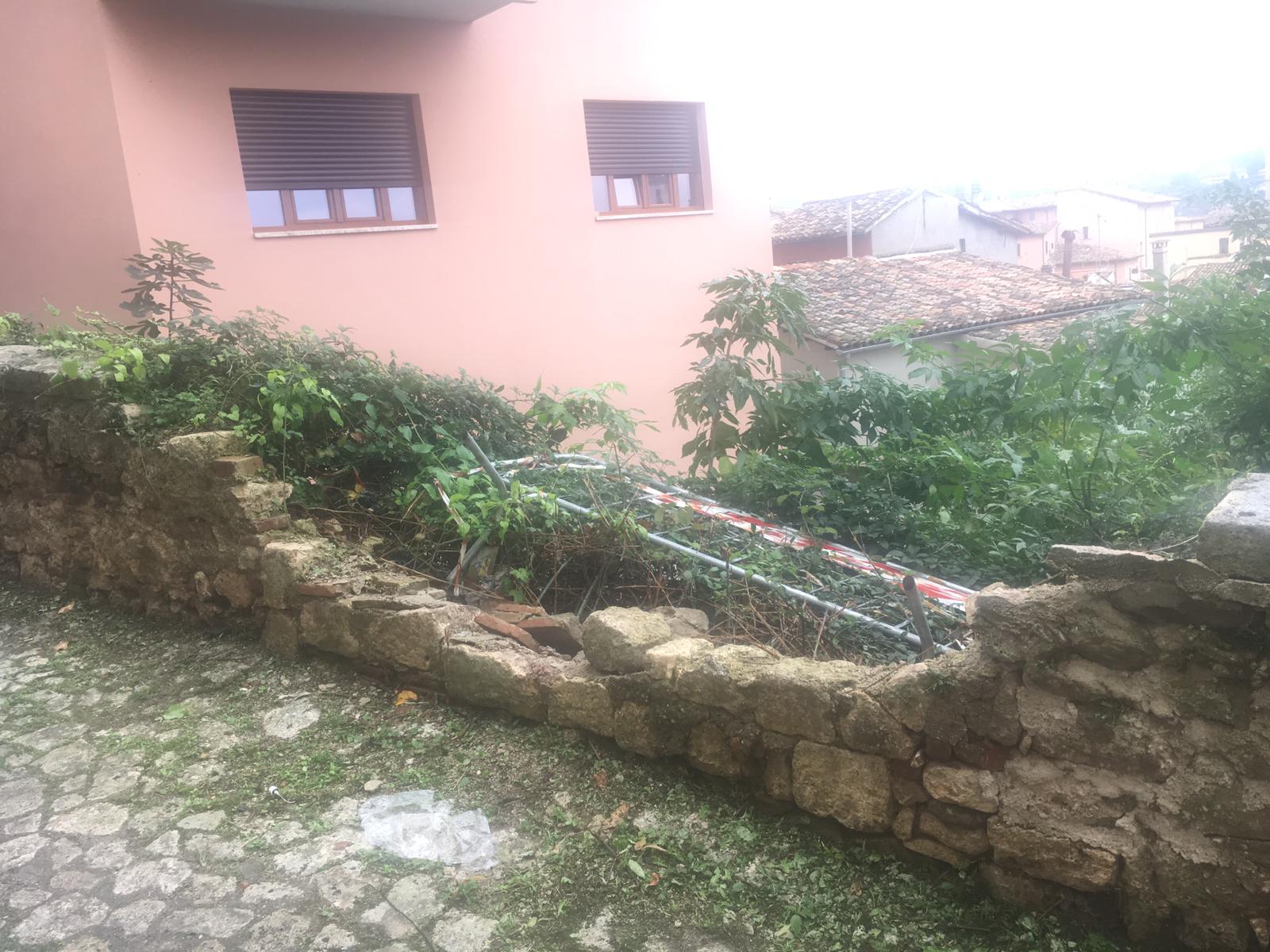 Scempio in via Catone, insulto alla civiltà <br> nel cuore del centro storico <span> (Tutte le foto)