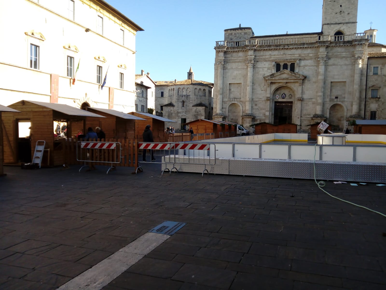 Villaggio e pista di ghiaccio, <br> Piazza Arringo cambia look