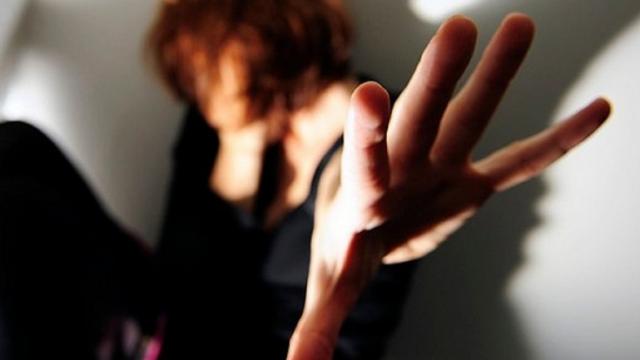 Choc in famiglia, minorenne <br> abusata per anni da un parente <br> La “comprava” con soldi e regali