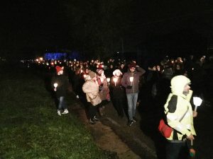 Fiaccolata per le vittime, in centinaia <br> sfilano in lacrime fino alla Lanterna Azzurra