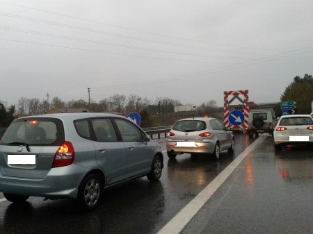 Fermo in mezzo alla superstrada <br> in stato confusionale: <br> denunciato dopo il rifiuto dell’alcoltest