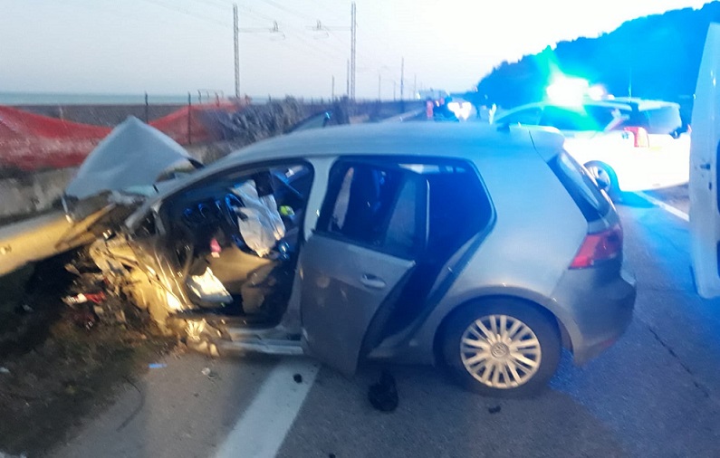 Pauroso schianto auto-camion <br> lungo l’Adriatica, ferito un giovane <br><span>(Le Foto)</span>