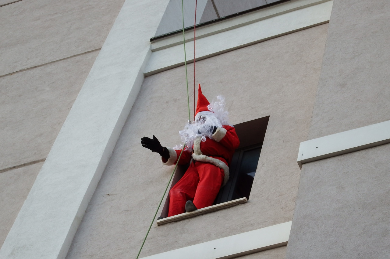 Babbo Natale giù dal campanile, <br> per le caramelle ci pensa <br> il senatore Giorgio Fede <span> (Le foto)