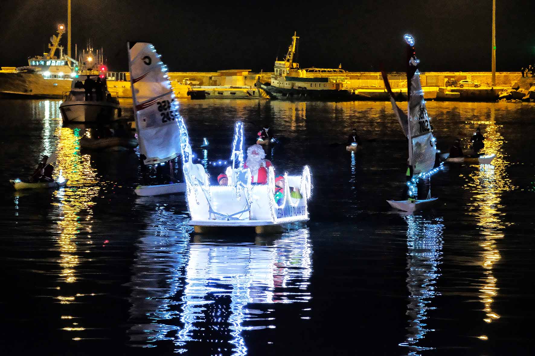 Con una settimana di ritardo, <br> ma alla fine Babbo Natale <br> è arrivato dal mare <span> (Fotogallery)