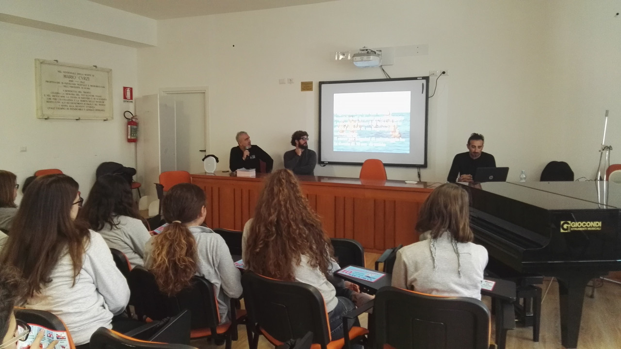I “baywatch” spiegano il decalogo <br> agli studenti della media Curzi