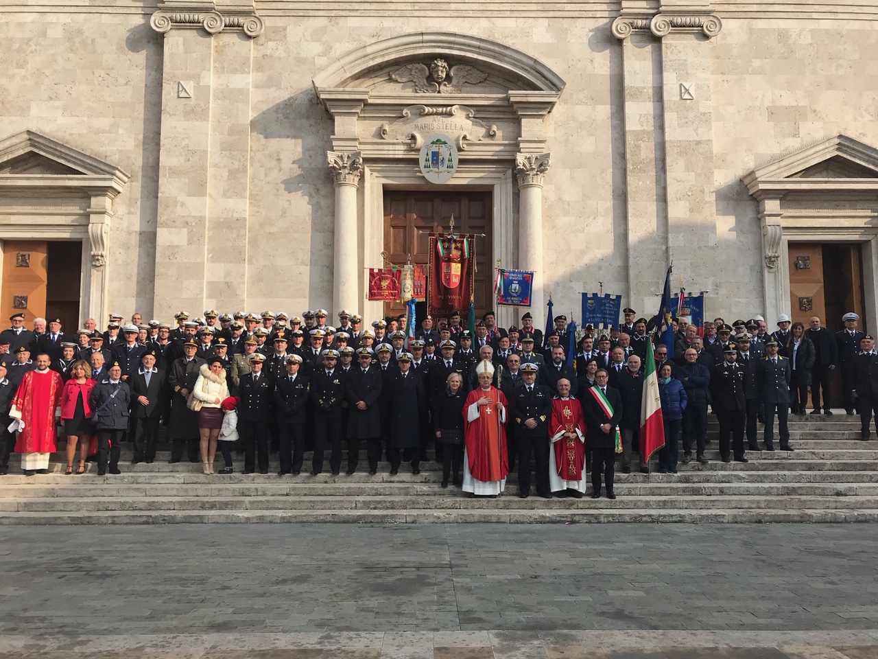 Alzabandiera e messa del vescovo, <br> giorno di festa <br> per la Capitaneria di Porto <span> (Le foto)