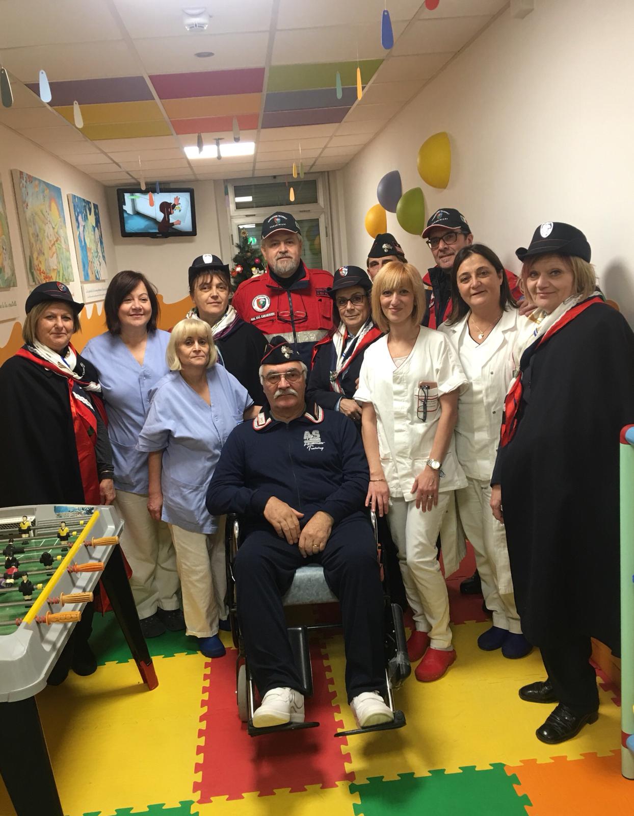 Ai bambini di Pediatria <br> i regali dei Carabinieri