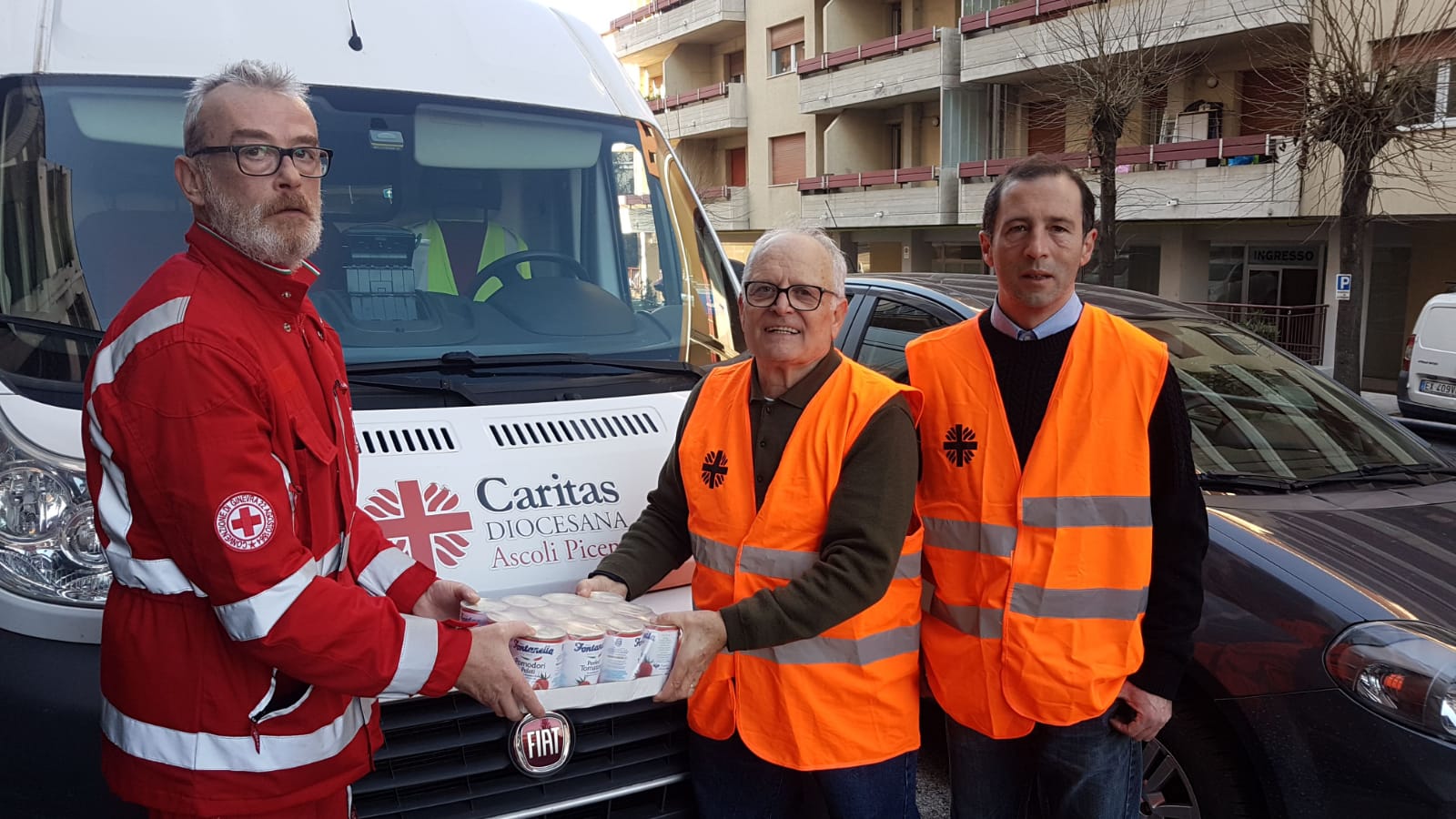 Dalla Croce Rossa <br> beni alimentari <br> alla Caritas Diocesana