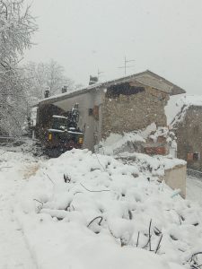 Demolire per ricostruire: <br> sotto la neve di Pretare <br> il millesimo intervento dell’Esercito <br> <span> (Foto e Video) </span>