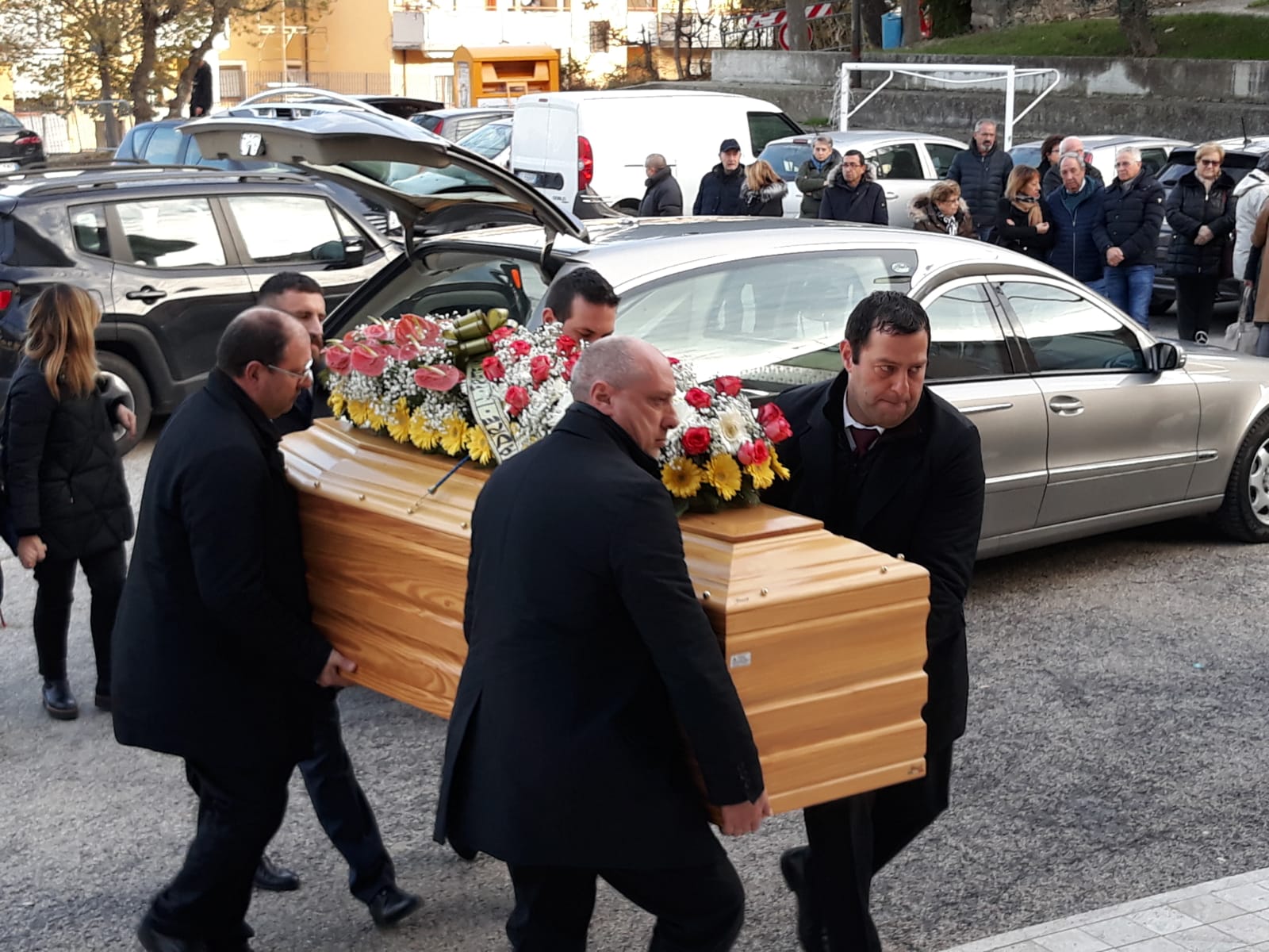 L’ultimo saluto a Danilo De Angelis <br> Poggio di Bretta si stringe nel dolore <br> Gruppo Gabrielli al gran completo