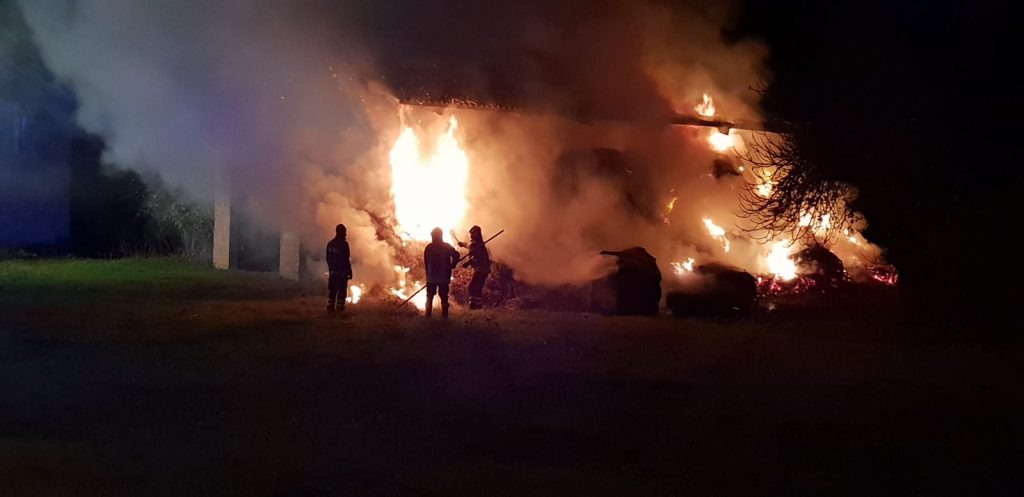 Fienile a fuoco nella notte <br> Vigili in azione per domare le fiamme <br> <span> (Foto e video) </span>