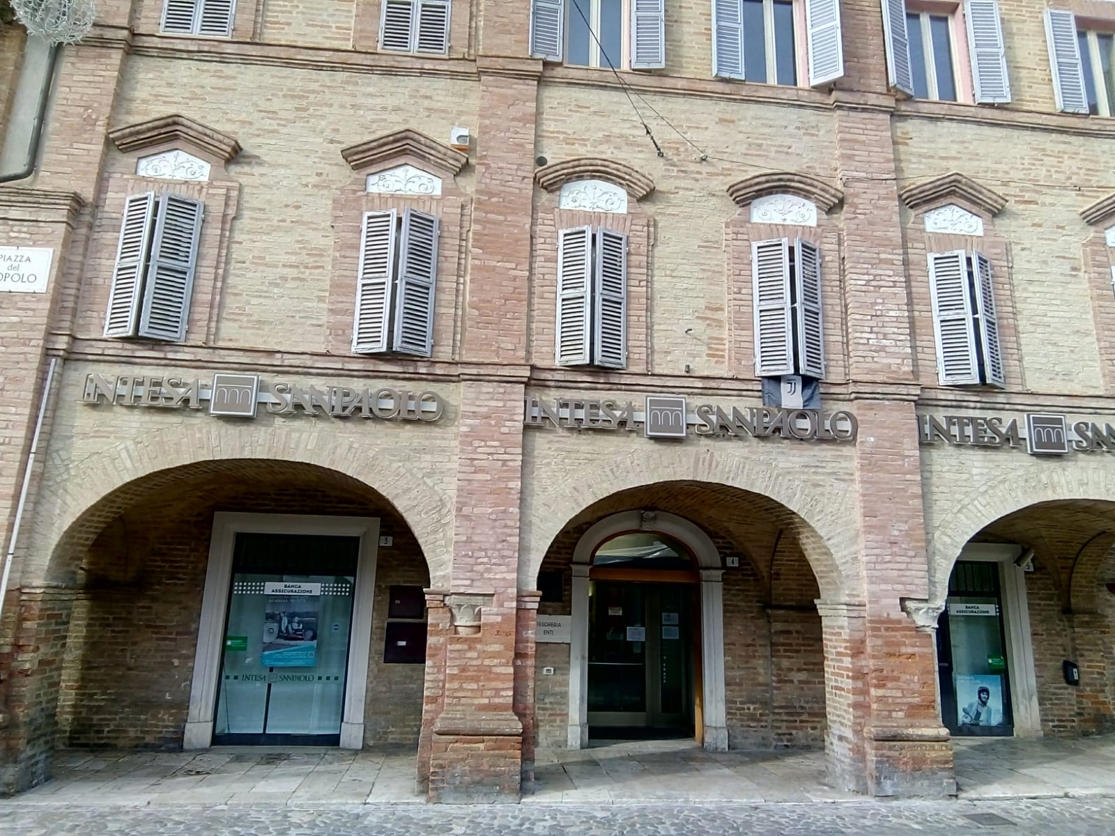 Va in banca e se la prende <br> con le impiegate: <br> arrivano i Carabinieri <br> e pure un’ambulanza