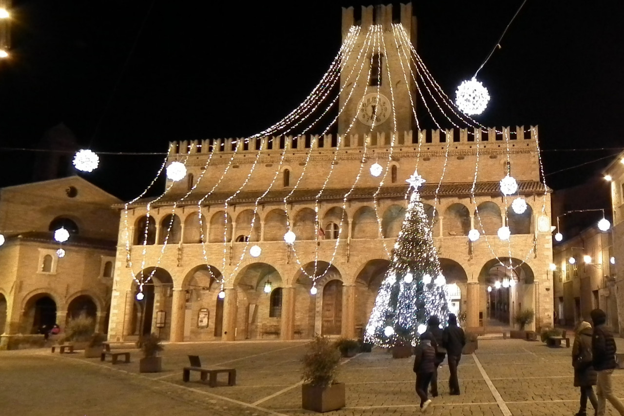 E’ Natale: nuove luminarie <br> e iniziative per grandi e piccoli <br> “Serpente Aureo” già protagonista