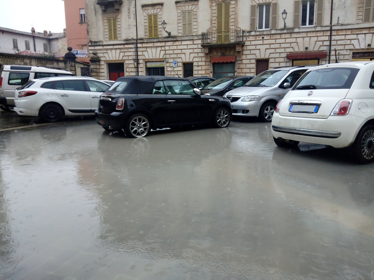 Incredibile nel cuore della città: <br> auto bloccate nel lago di Sant’Agostino