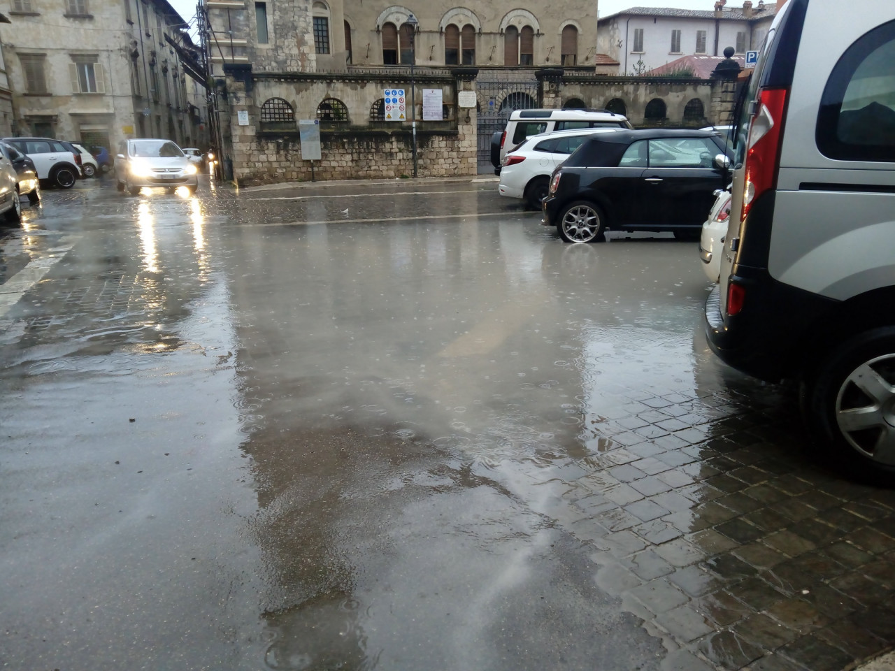 Corso Mazzini come una mulattiera <br> FdI: «Colpa di Celani e Lattanzi»