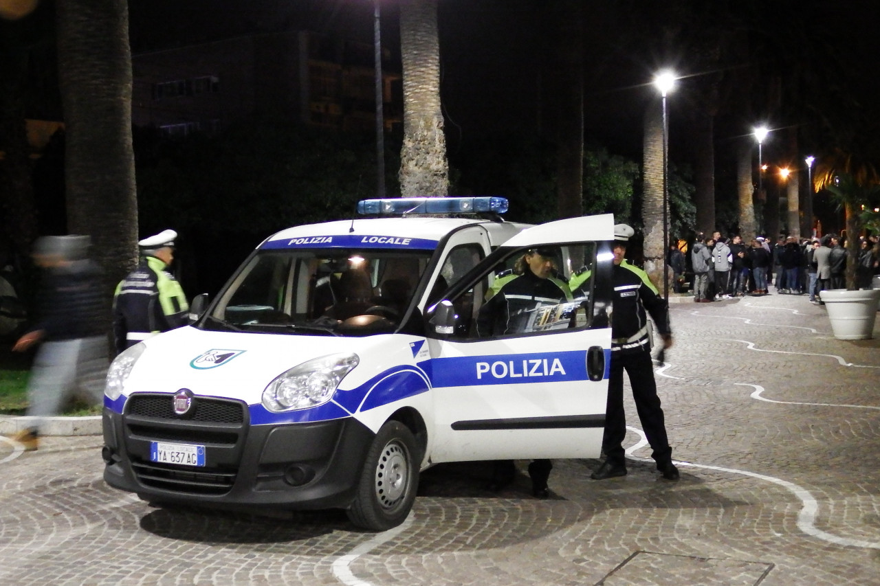 Botti, alcol e vandalismi: <br> forze dell’ordine, guardia alzata