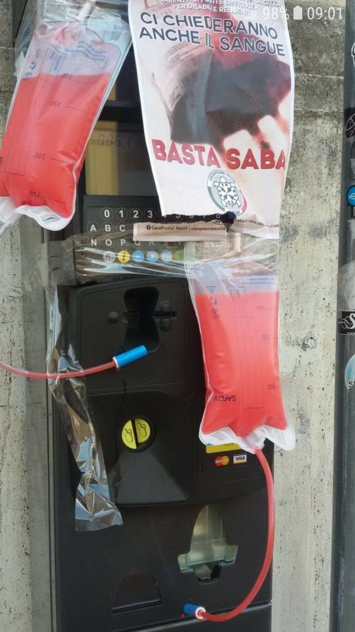 Finte sacche di sangue <br> sui parcometri della Saba: <br> protesta choc in centro storico