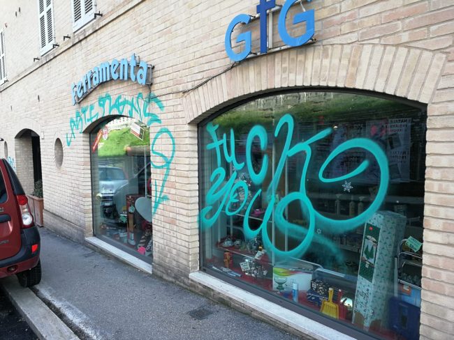 Scritte su muri e vetrine a Macerata, <br> l’autore è un ascolano
