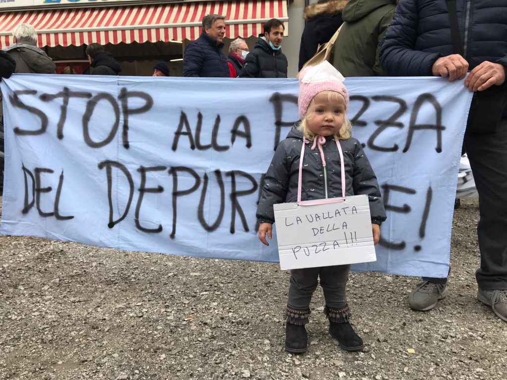 «Stop ai miasmi del depuratore» <br> In 100 bloccano la Salaria <br> <span> (Foto e video) </span>