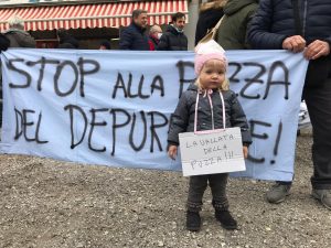 «Stop ai miasmi del depuratore» <br> In 100 bloccano la Salaria <br> <span> (Foto e video) </span> «Stop ai miasmi del depuratore» <br> In 100 bloccano la Salaria <br> <span> (Foto e video) </span>