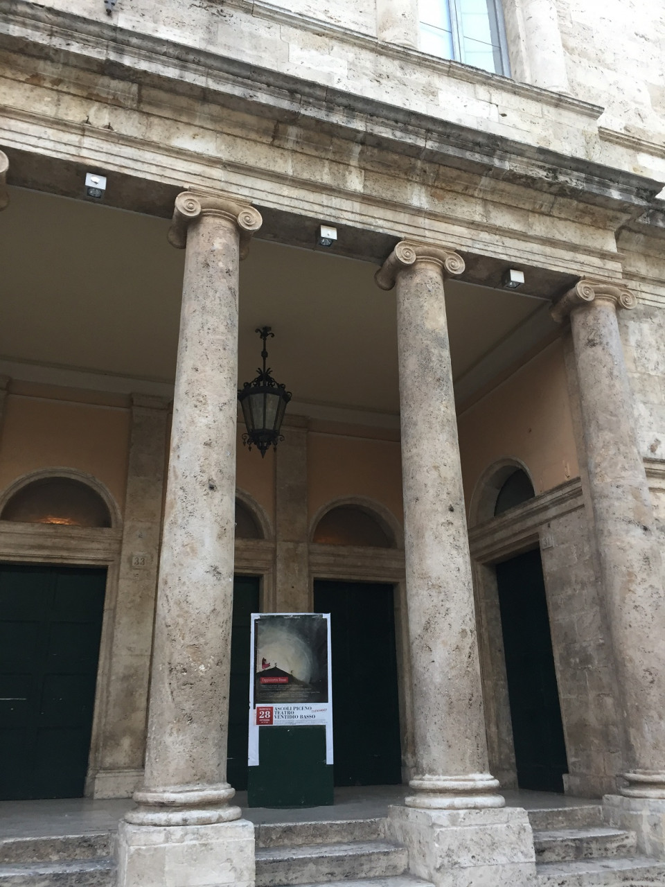 Ventidio Basso e Filarmonici <br> teatri fantasma, <br> vietate le bacheche <br> che annunciano gli eventi