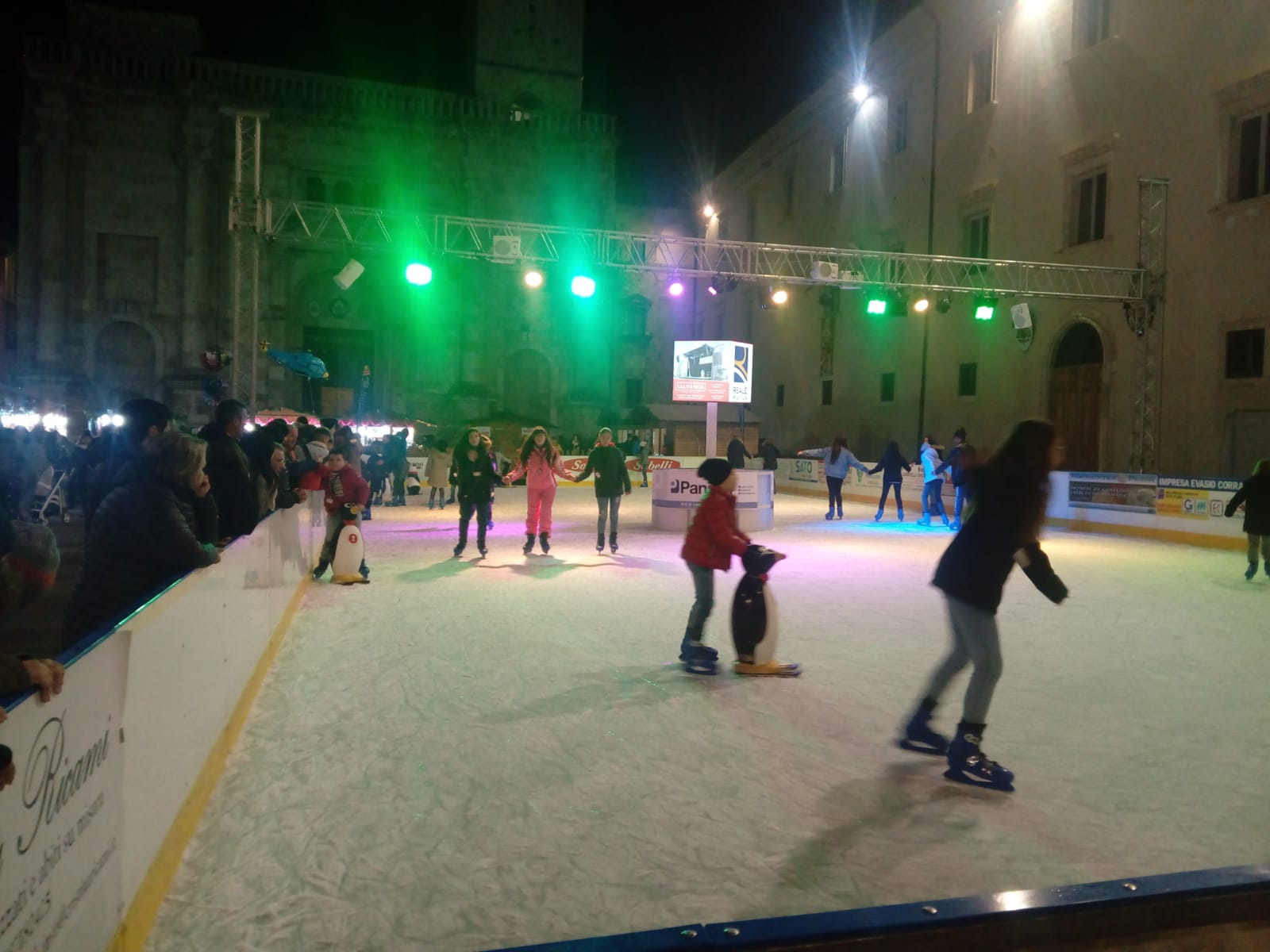Villaggio di Natale <br> e pista di pattinaggio <br> su ghiaccio: subito pienone