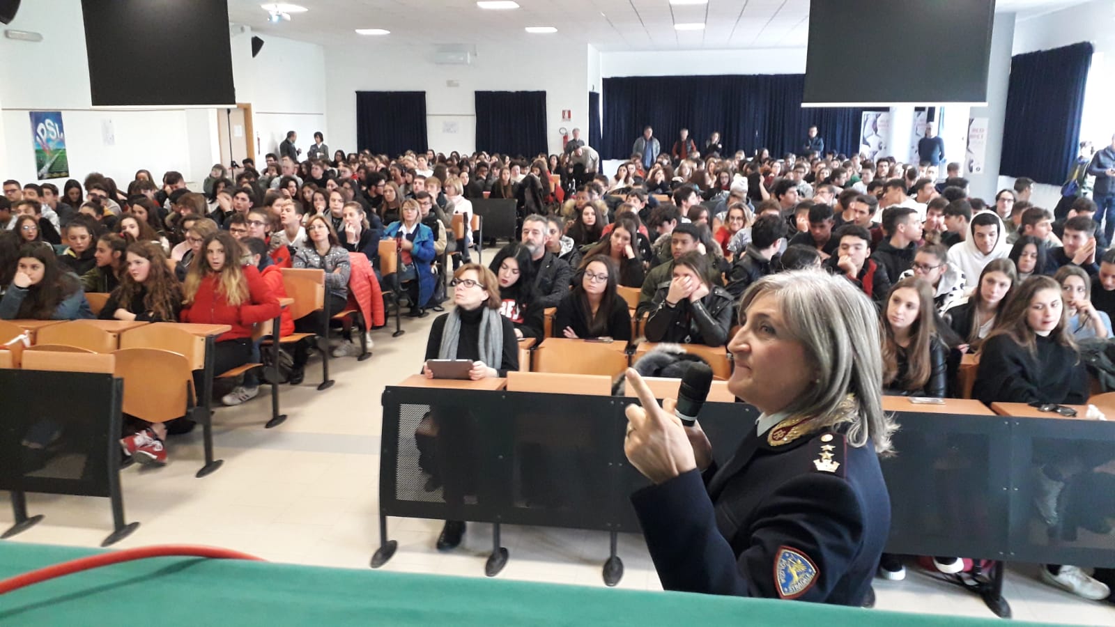 La giornata in memoria <br> delle vittime della strada <br> Polizia Stradale e Carabinieri <br> incontrano gli studenti