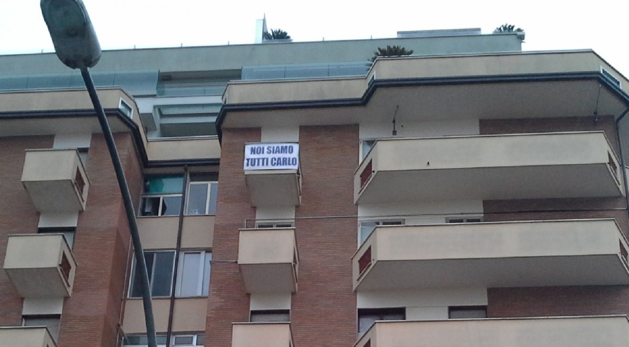 Regali mandati indietro: <br> striscioni per il bambino, <br> nasce pure gruppo su Facebook