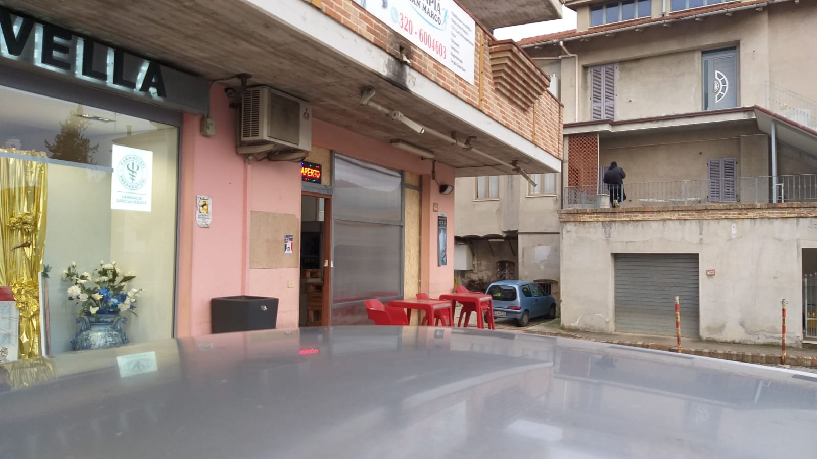 Sfondano la vetrina del bar <br> con il furgone <br> e portano via tre slot machine