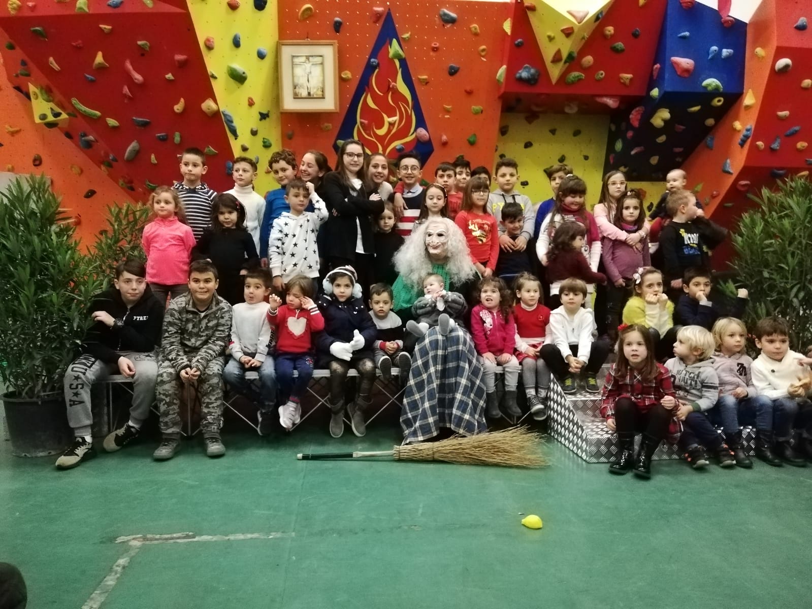 Befana in caserma per portare <br> i doni ai figli dei vigili del fuoco