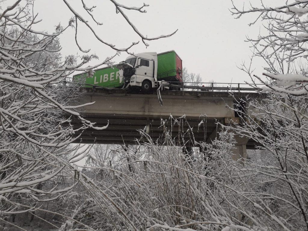 Camion sfonda guardrail, <br> motrice in bilico sul viadotto <br> <span> (Foto e Video)