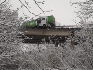 Camion sfonda guardrail, <br> motrice in bilico sul viadotto <br> <span> (Foto e Video)