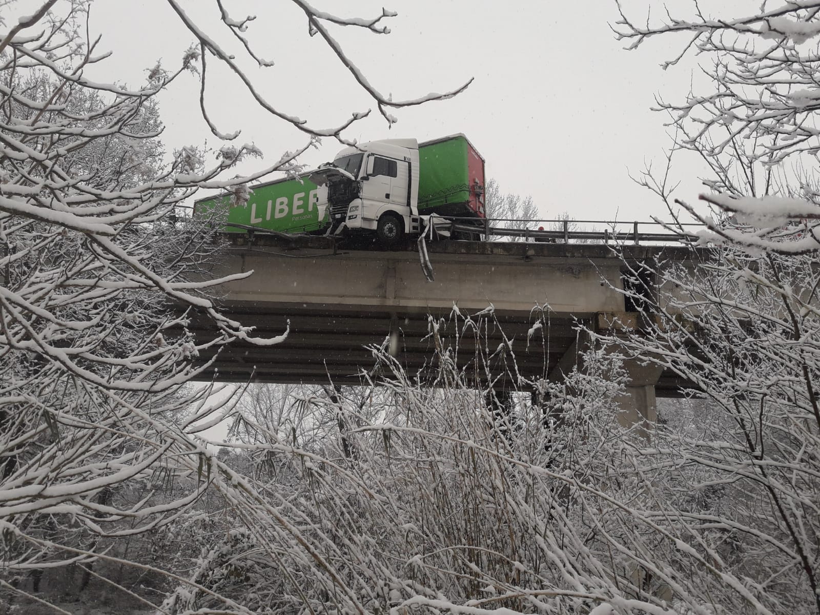 Camion sfonda guardrail, <br> motrice in bilico sul viadotto <br> <span> (Foto e Video)