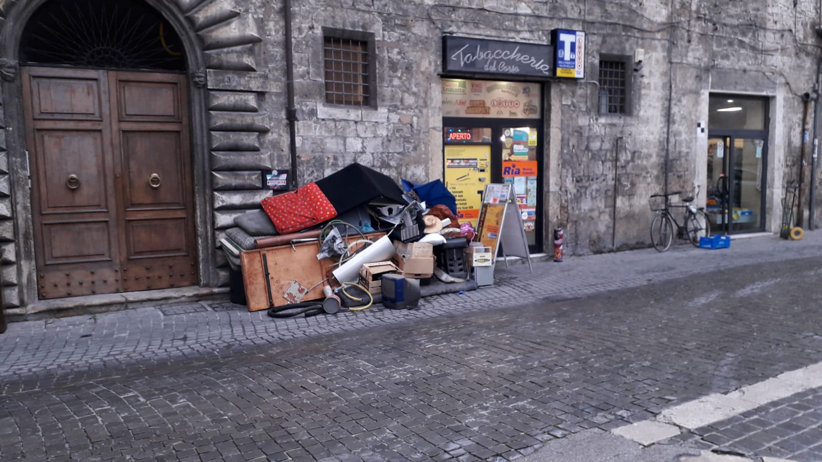 Discarica nel cuore del centro storico <br> I commercianti: «Adesso basta!»