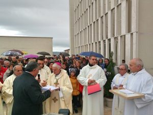 Piattoni in festa, mille fedeli <br> per l’apertura della nuova chiesa <br> <span> (Foto e video) </span>