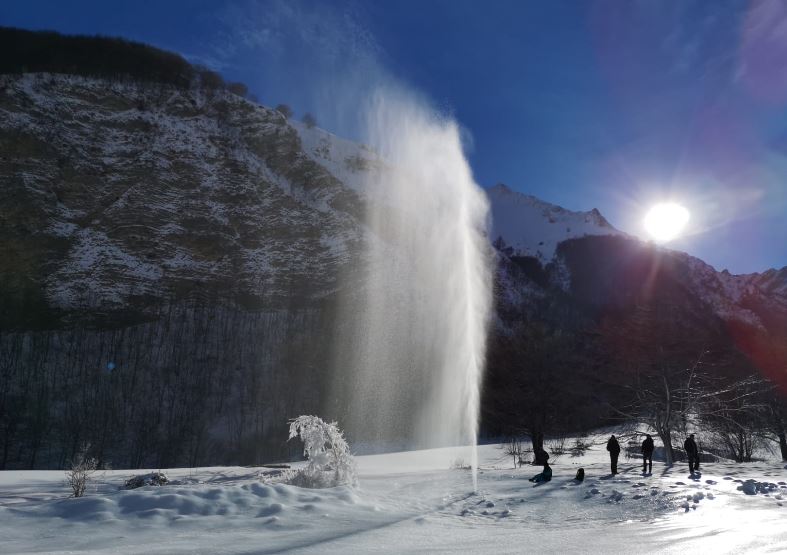 Panorami d’Islanda sui Sibillini, <br> getto d’acqua sbuca dalla neve