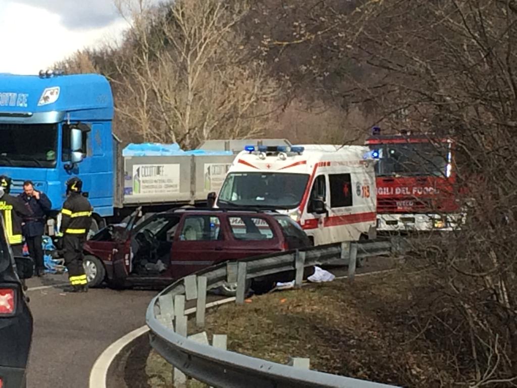 Auto si schianta contro un tir: <br> muore una donna di 66 anni, <br> gravissimo il marito di 70
