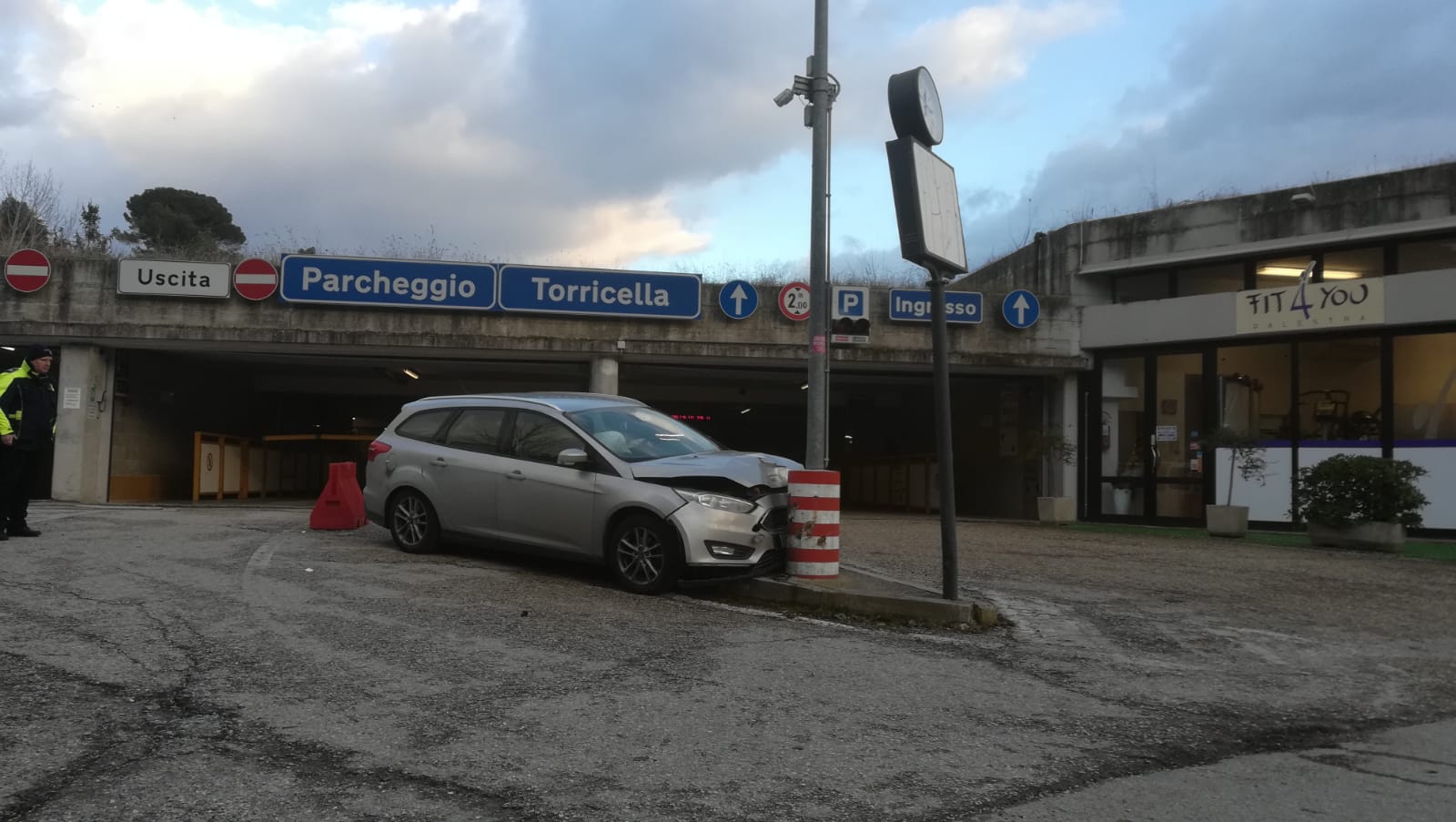 Spettacolare incidente all’ingresso <br> del parcheggio di Torricella: <br> ferito un uomo