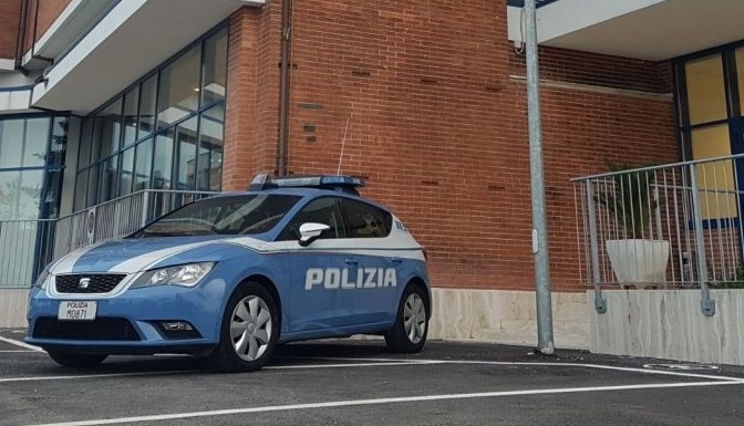 Cerca di nascondere la droga in spiaggia, <br> pizzicato e denunciato dalla Polizia