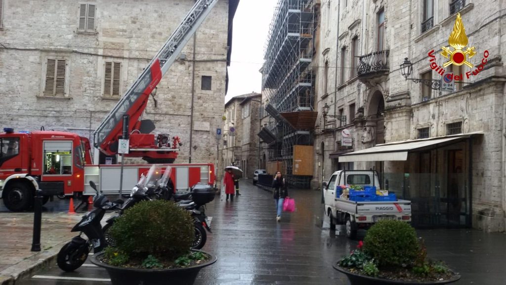 Cornicione pericolante a Palazzo Parisani, <br> i Vigili del fuoco lo mettono in sicurezza <span> (Video)