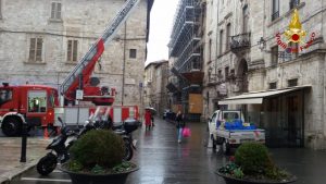 Cornicione pericolante a Palazzo Parisani, <br> i Vigili del fuoco lo mettono in sicurezza <span> (Video)