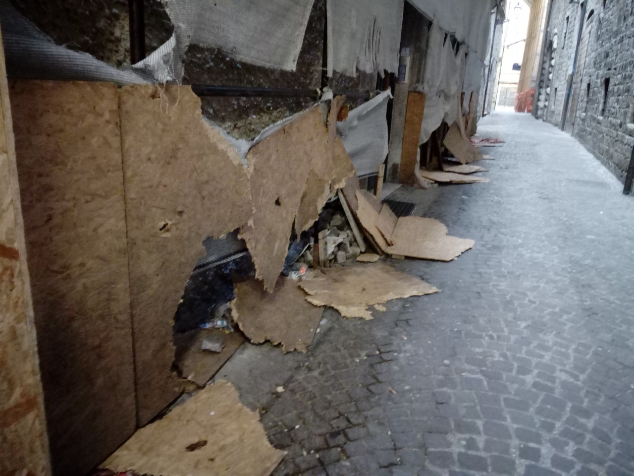 L’impalcatura cade a pezzi, <br> il degrado in rua del Teatro