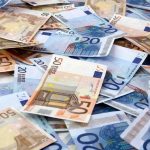 Ritrova più di mille euro per strada e li consegna alla polizia: bell’esempio di onestà civica