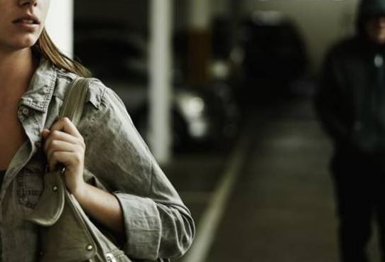 Caos sotto casa della ex: <br> nei guai per stalking <br> Picchiata dal fidanzato: non denuncia