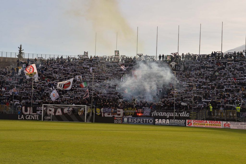 Scatta il carcere per chi maneggia fumogeni allo stadio - Il Sole