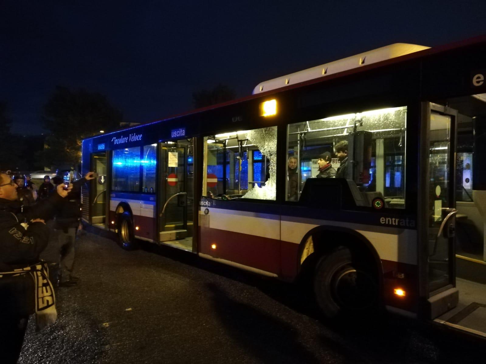 Sassate ai tifosi bianconeri a Cosenza <br> Vetro di un bus infranto, teppisti in fuga