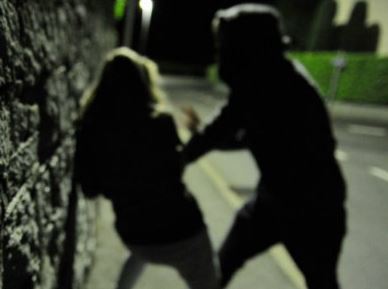 Picchiata e segregata in casa: <br> «Mi ha tirato contro l’urna funeraria <br> della madre e il nostro cane»